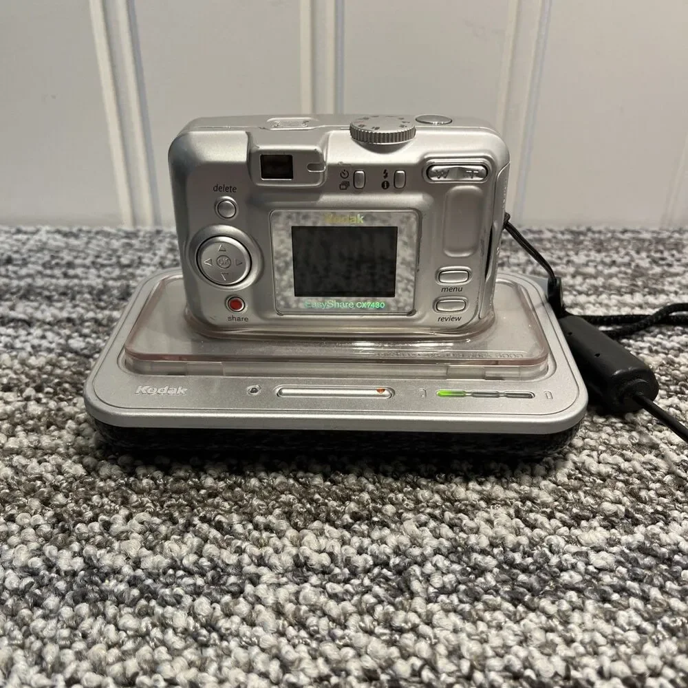 Kodak EasyShare CX7430 4.0 MP Digital Camera Silver With Dock 6000 Charges Flaw